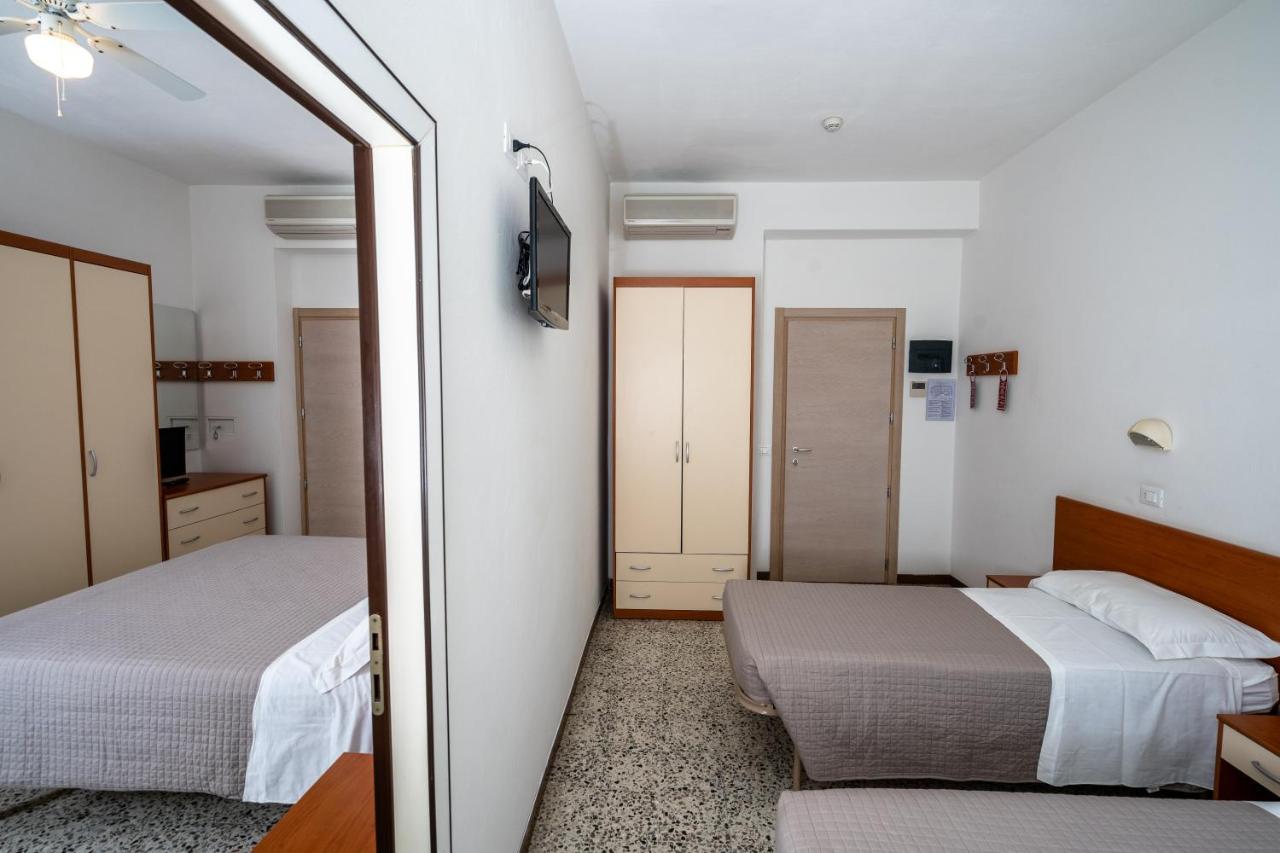 Hotel Globus Μπελάρια-Ιτζέα Μαρίνα Εξωτερικό φωτογραφία